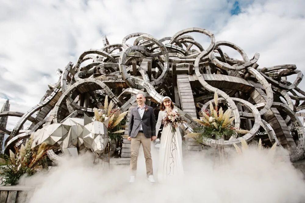 Future wedding. Перфоманс свадьба никола ленивец. Свадьба в будущем. Назад на свадьбе. Барби и кен жених и невеста.