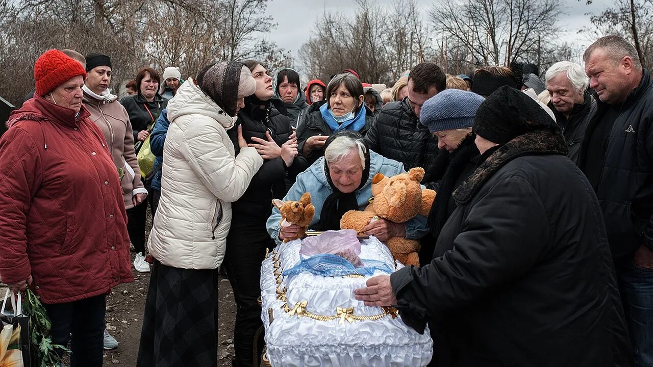 Гибнут мирные жители. Похороны погибших детей Украина.