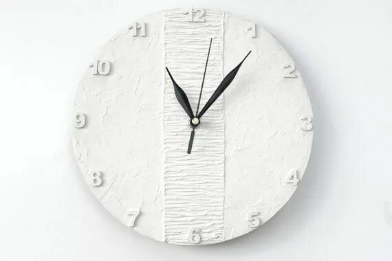 Маркетплейс часы. Белые часы. Home Decor часы белые. Часы на белой стене. Часы настенные белые с деревянным ободком.