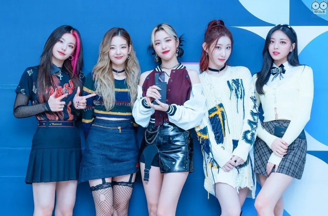 Blackpink loco loco. Itzy yeji loco inkigayo. группа itzy самая красивая участница. k pop заставка на рабочий стол itzy. itzy loco обои.