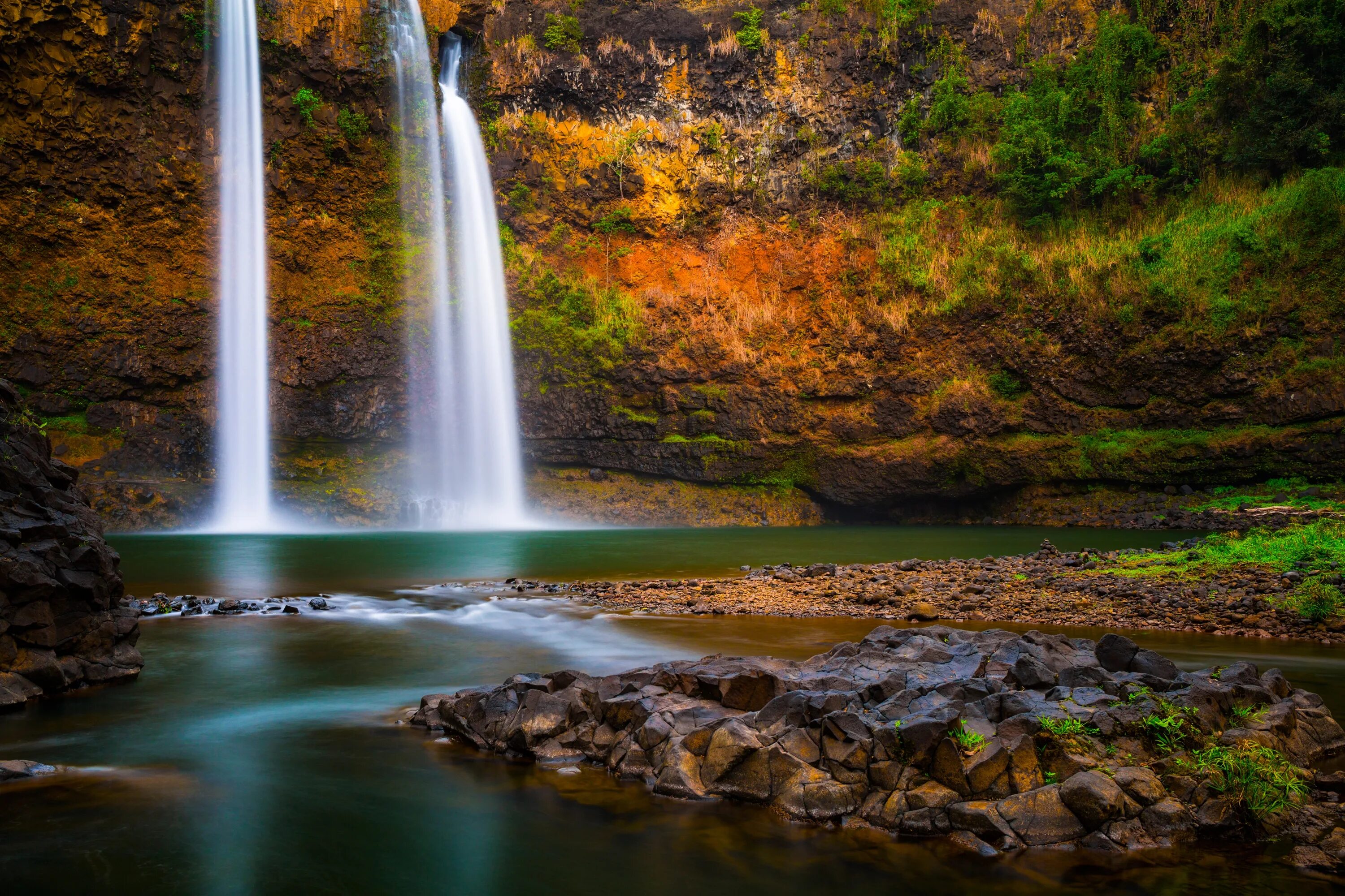 Водопад Ваилуа Гавайи. Kauai водопады. Водопад в лесу. Красивые обои на рабочий стол.