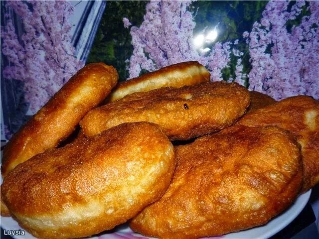 Воздушные жареные пирожки. Пирожки жареные на сковороде дрожжевые. Жареные пирожки на дрожжевом тесте. Тесто для пирожков на сковороде