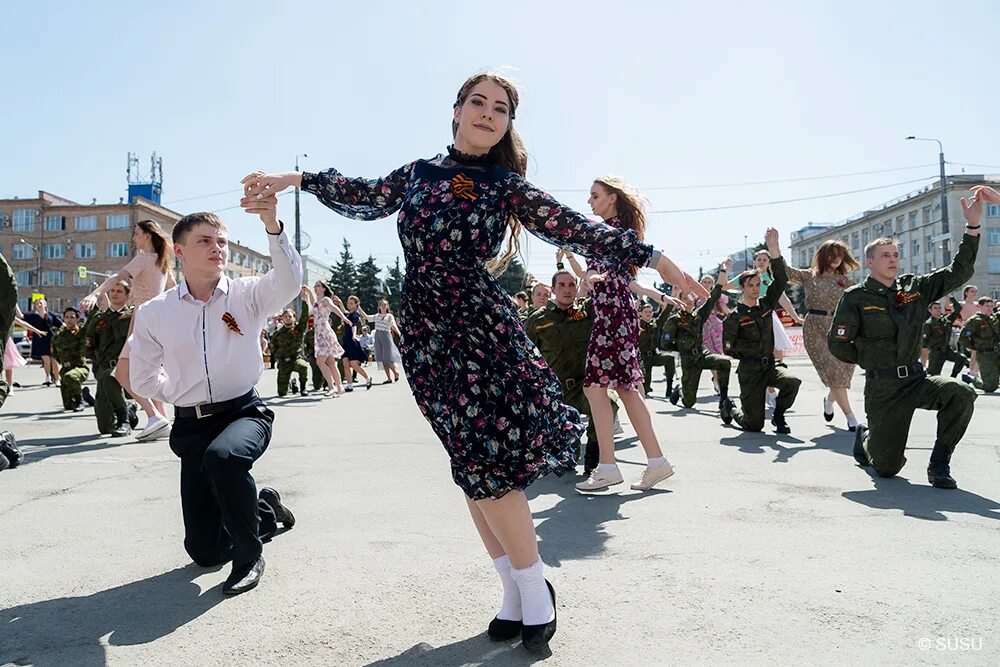 9 мая студенты. Флешмоб вальс Победы. Танец Победы. День Победы вальс. День Победы танец.