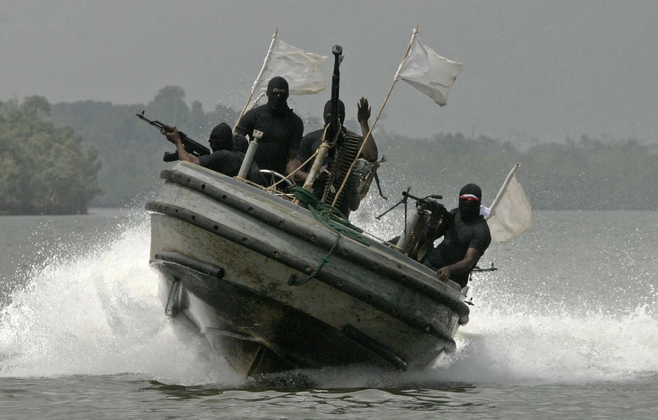 Нападение на судно. Аденский залив сомалийские пираты. Сомалийские пираты захват судна. Сомалийские пираты 2021.