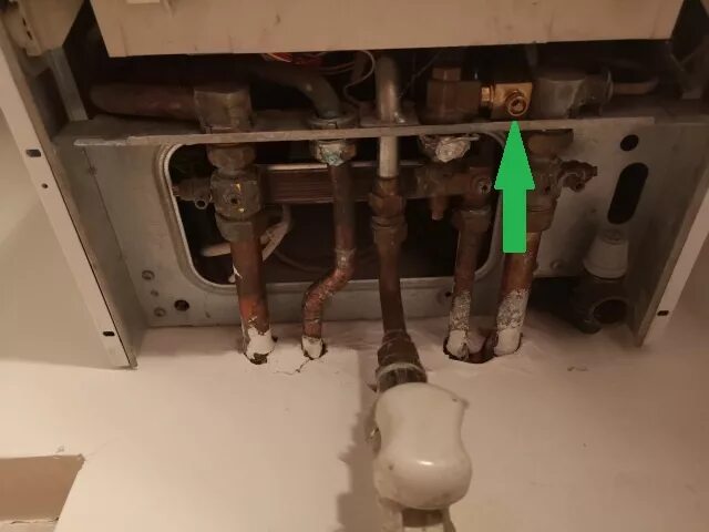 Котел снизу. Котел Вайлант вид снизу. Vaillant газовый котел 2006 регулятор давления. Котел Вайлант трубы снизу. Газовый котел Вайлант подпитка системы отопления.