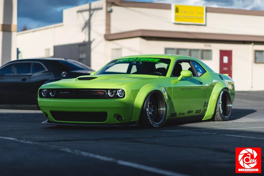 Dodge tuning. Dodge Challenger тюнингованный. Dodge Challenger 2015 Tuning. Тюнинговые Додж Челленджер. Dodge Challenger srt8.