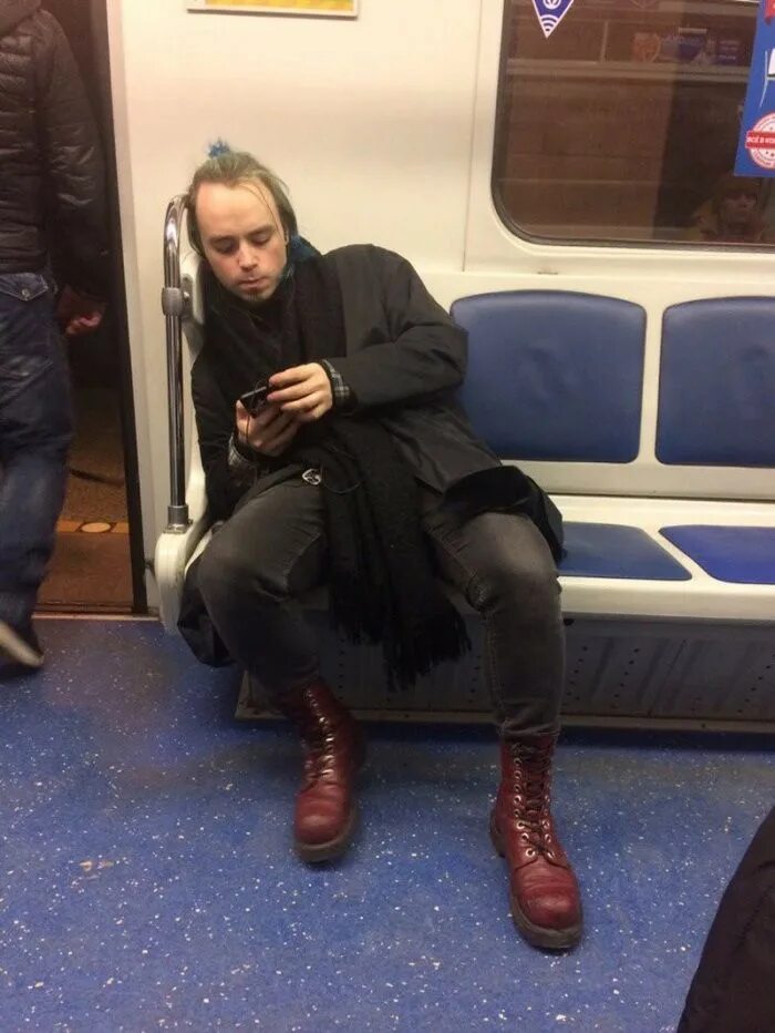 мужчина сидит в метро.