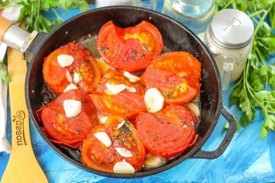 Рецепт жареных помидор с чесноком. Жареные помидоры. Помидоры на сковороде. Жареные помидоры на сковороде. Жареные помидоры с чесноком.