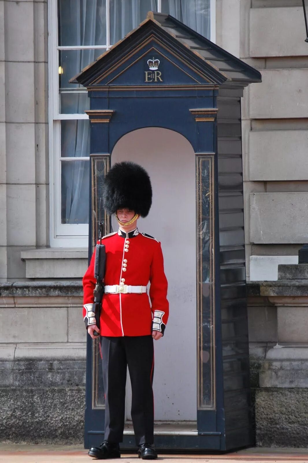 Guards london. Королевская гвардия букингемского дворца. Королевская гвардия букингемского дворца. Королевская гвардия букингемского дворца. Лондон букингемский дворец гвардейцы.