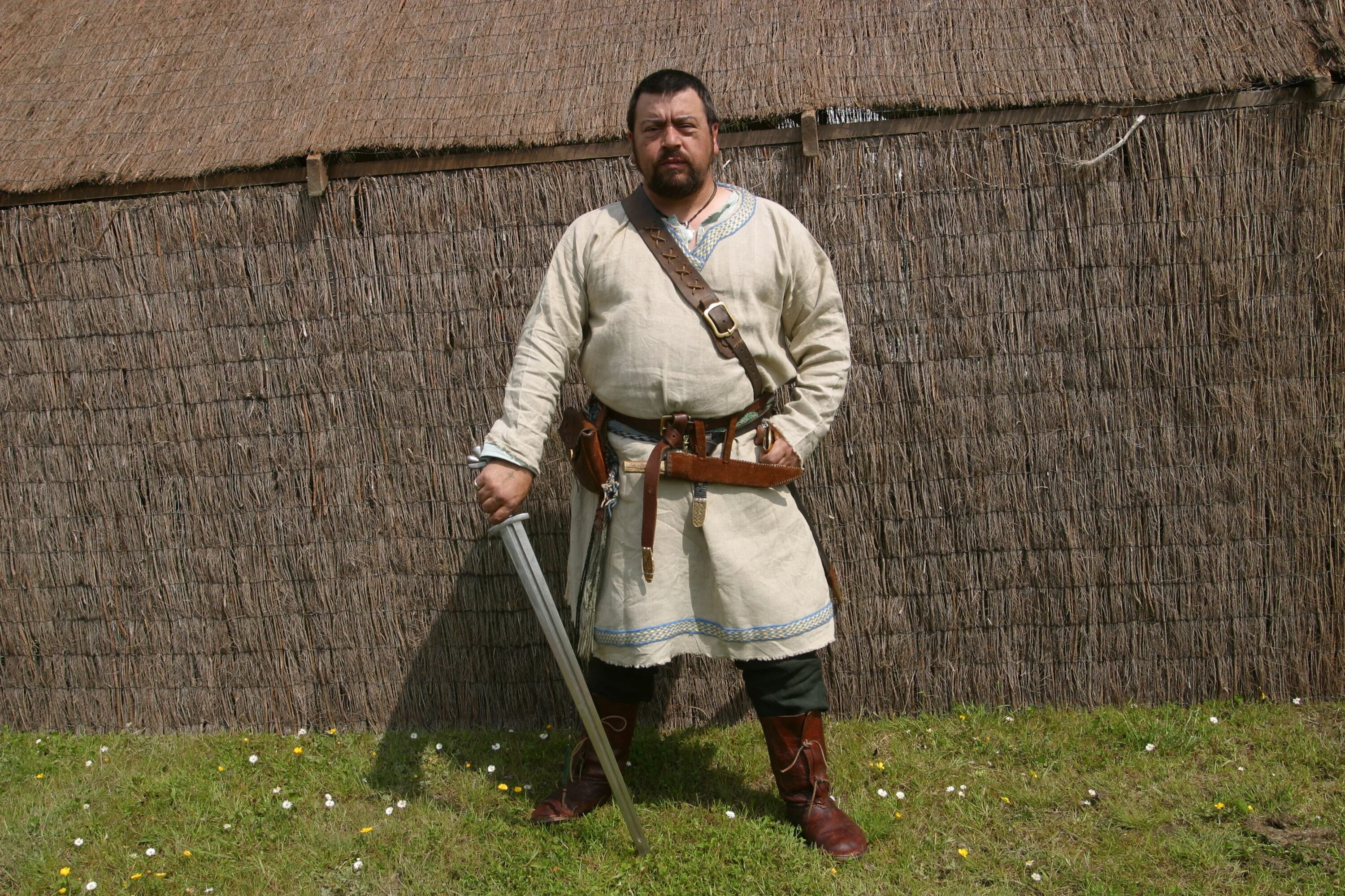 одежда древней руси 9-11 века. одежда зажиточного горожанина в древней руси. древняя русь восточные славяне. кривичи 10 век костюм. мужской костюм киевская русь древний.