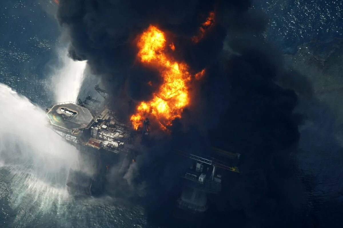 Аварии на буровой. Взрыв платформы Deepwater Horizon. Взрыв нефтяной платформы Deepwater Horizon 2010. Взрыв на нефтяной платформе в мексиканском заливе 2010. Глубоководный Горизонт мексиканский залив.