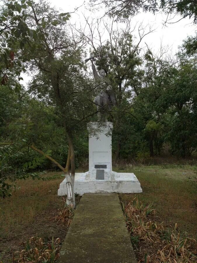 Погода село виноградное. Памятник в Виноградном Крым Ленинский район. Виноградное Крым Ленинский район. Виноградное памятник 1941194село. Поселок виноградный Крымский район рядом с Киевской.