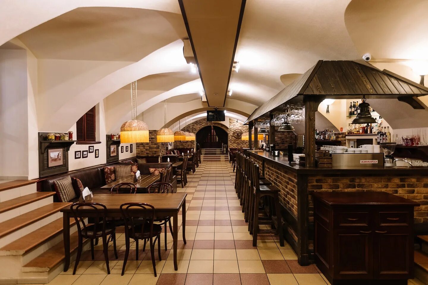 Вятич на спасской киров пивной дворик. Киров ресторан колесо на спасской. Кафе на спасской киров. Кафе колесо киров сурикова. Трактиръ колесо на спасской, киров.