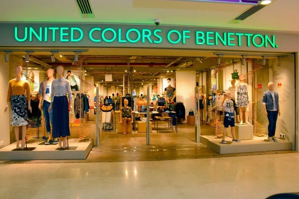 Юнайтед колорс оф бенеттон интернет магазин. United Colors of Benetton бренд. Юнайтед Колорс Бенеттон. United Colors of Benetton одежда. Халат United Colors of Benetton.