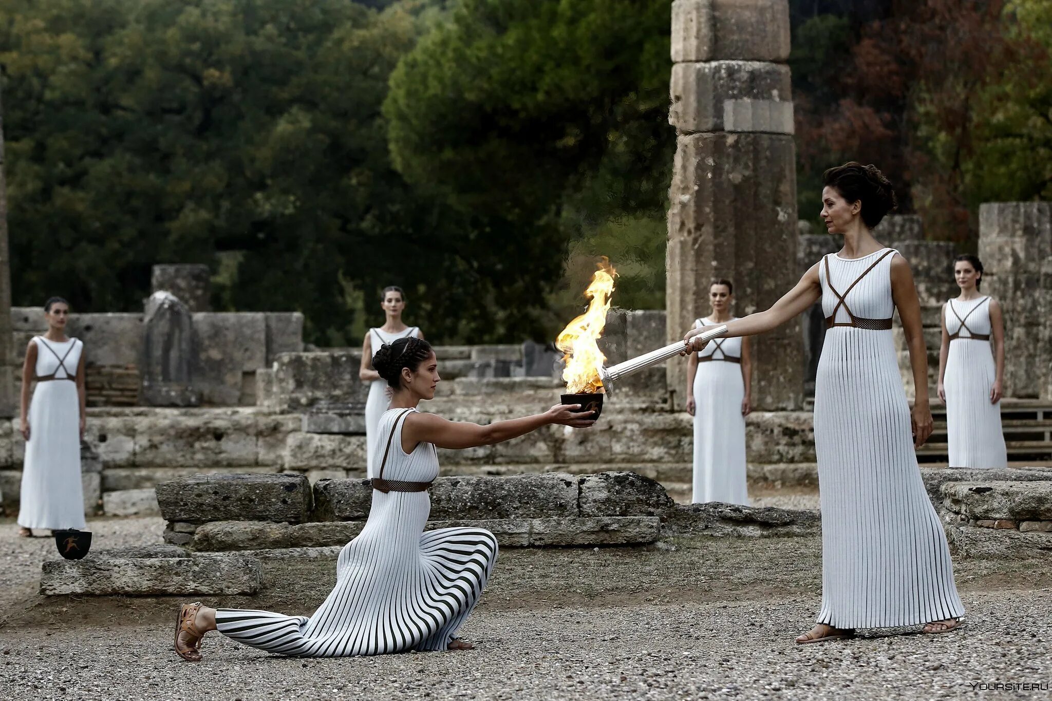Зажжение олимпийского огня в древней Греции. Олимпия зажжение огня. Древняя Греция Олимпийский огонь в древности. Когда были олимпийские игры в греции