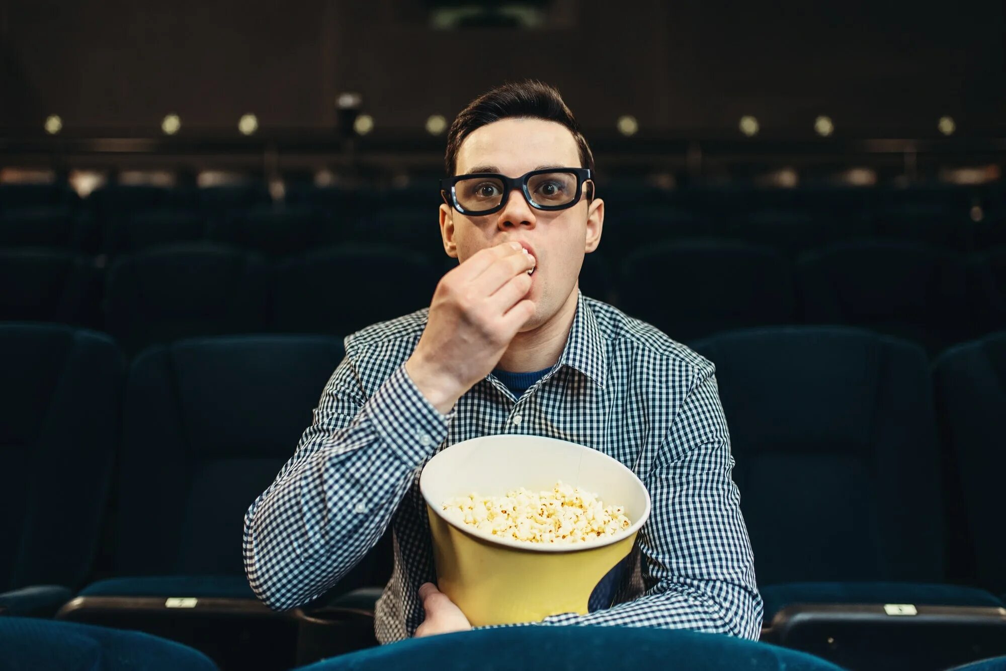 Person tv. Зритель с попкорном. Человек в кинотеатре с попкорном. Попкорн в кинотеатре.