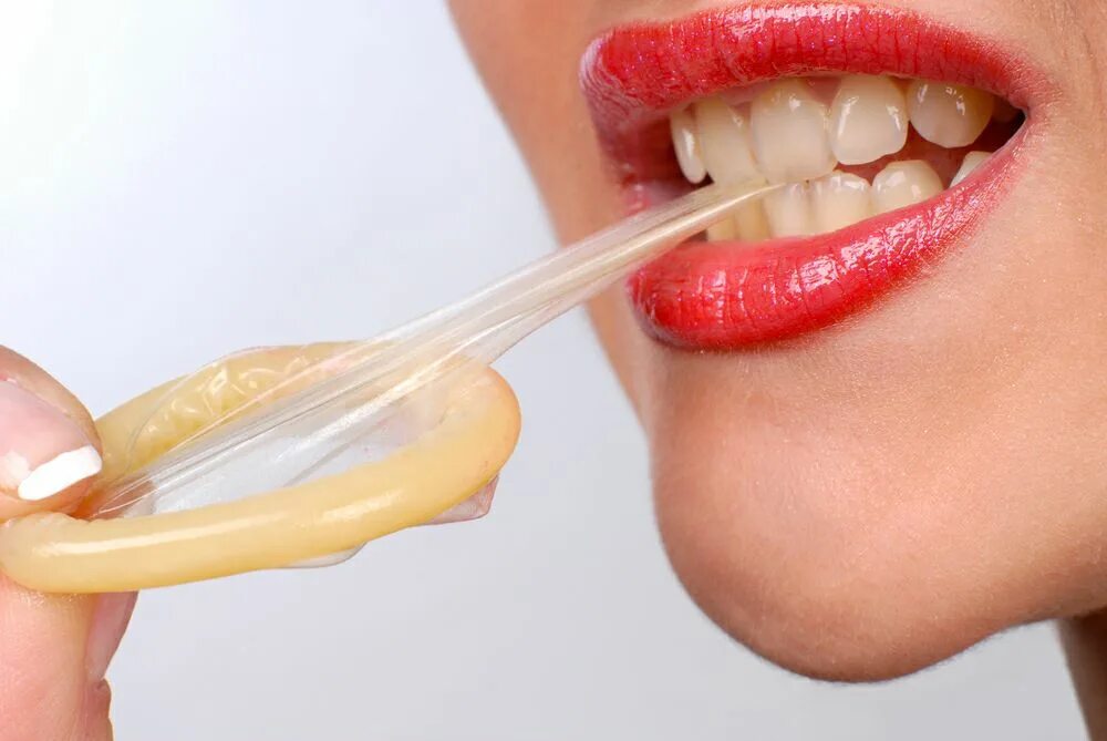 Русские наташи чм 2018. Девушка с презервативом во рту. Жвачка изо рта в рот. Девушка с презервативом во рту. Девушка надевает ртом.