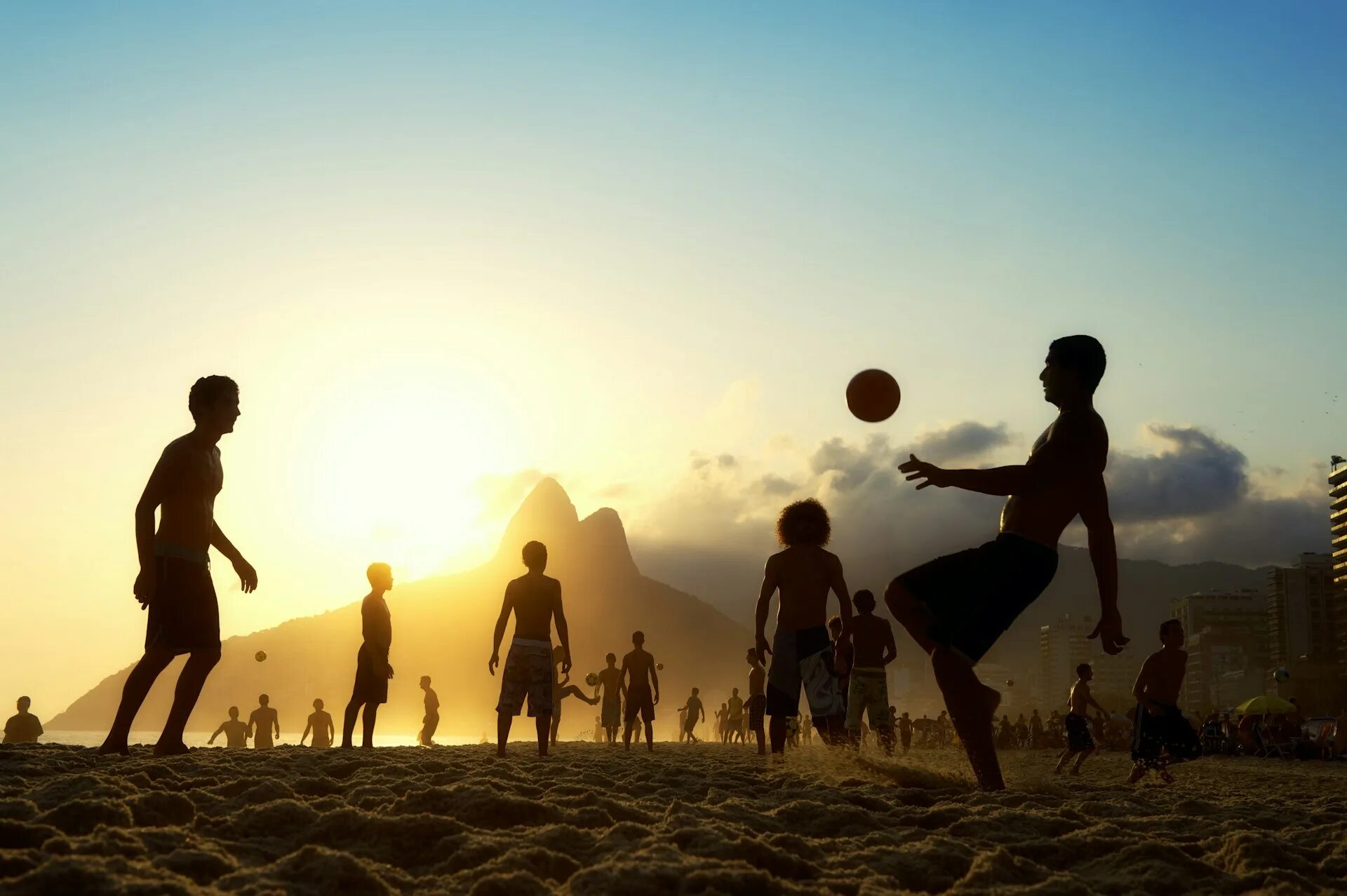 Beach soccer world. Футбол на пляже. Футбол летом. Футбол солнце. Дети играют в футбол.