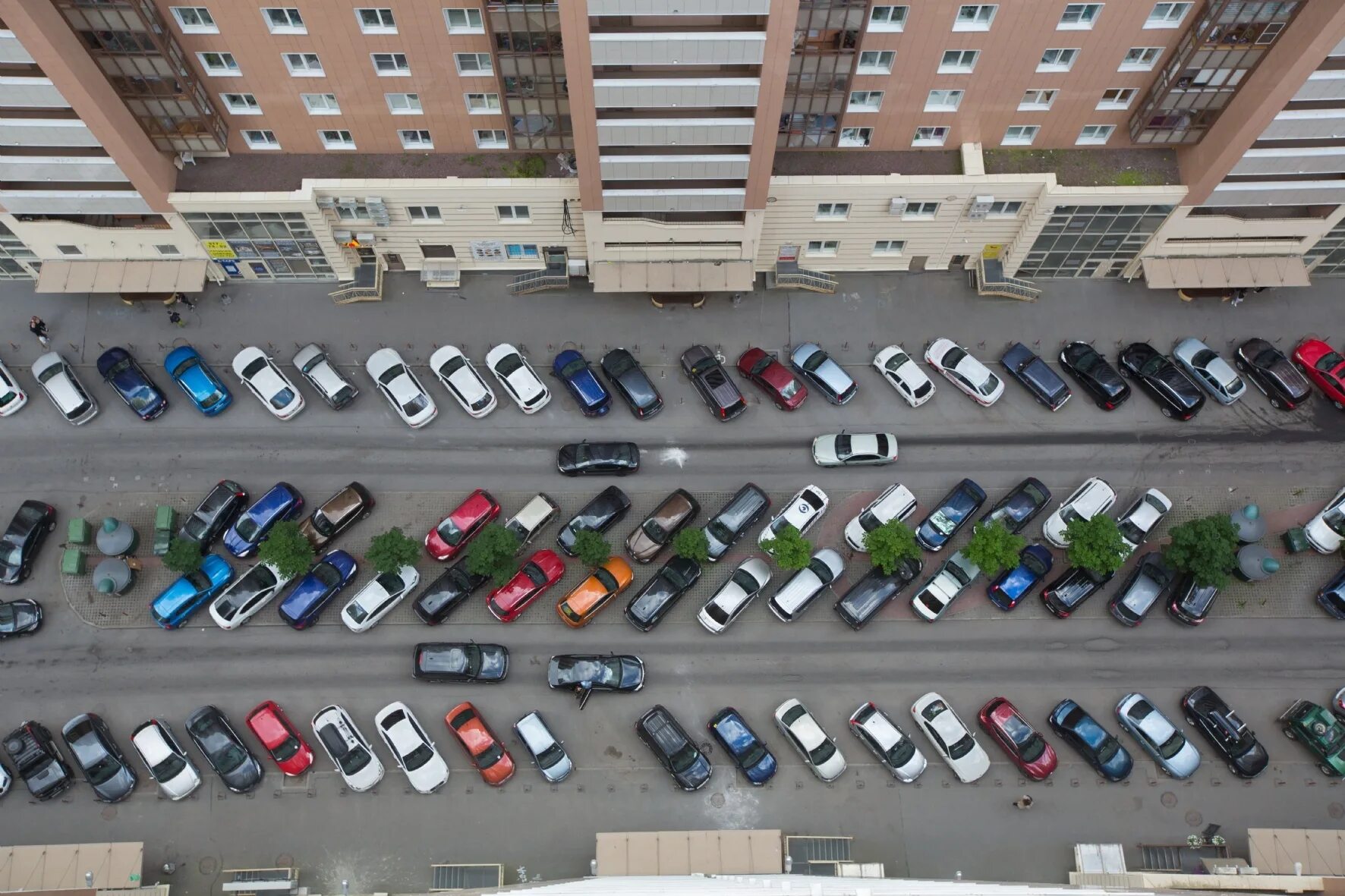 Сократить количество парковок около жилых домов. Плоскостная парковка. Машина во дворе. Двор парковка варламов питер. Стоянка машин.