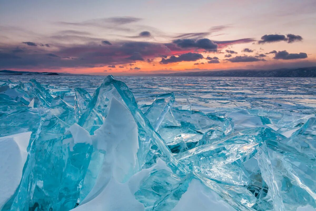 Лед взятый. Озеро Байкал сопки. Озеро Байкал лед сопки. Ледяные сопки Байкала. Кристальный лед Байкала.