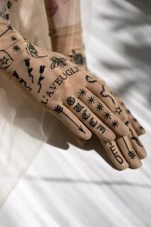 Бежевые перчатки с татуировками