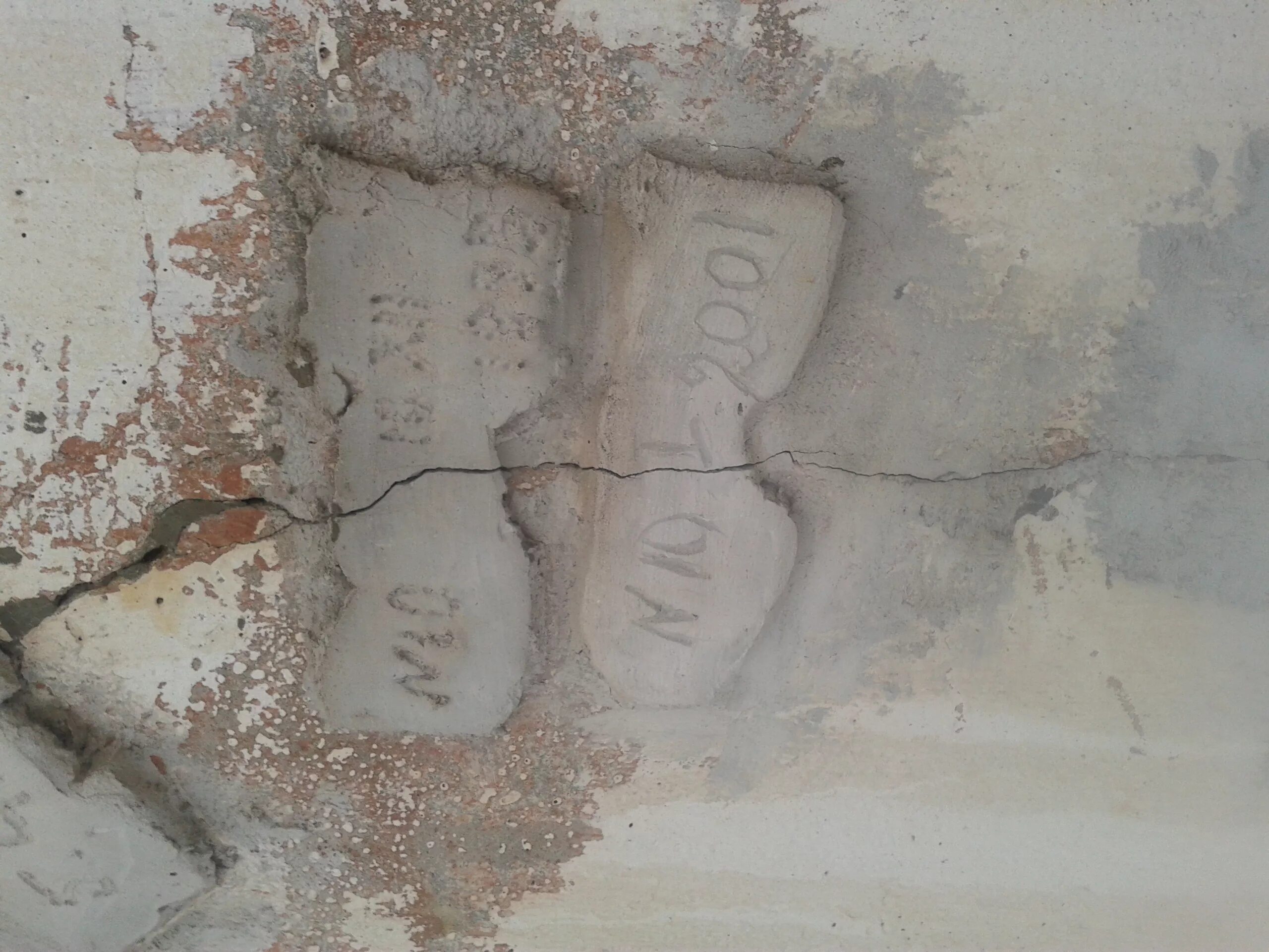 Герметизация стыков плит в панельных домах. Трещины в панельном доме. Трещина в доме. Треснула плита в панельном доме. Трещина в панельной стене.