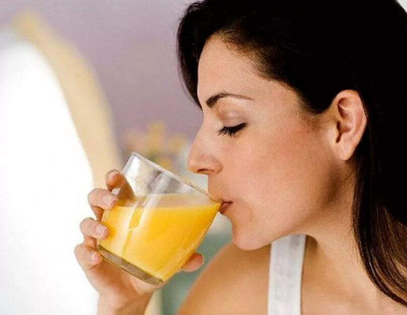 Сок для детей. Ребенок пьет сок. Ребенок пьет компот. Ребенок пьет апельсиновый сок. Грудничок пьет сок.