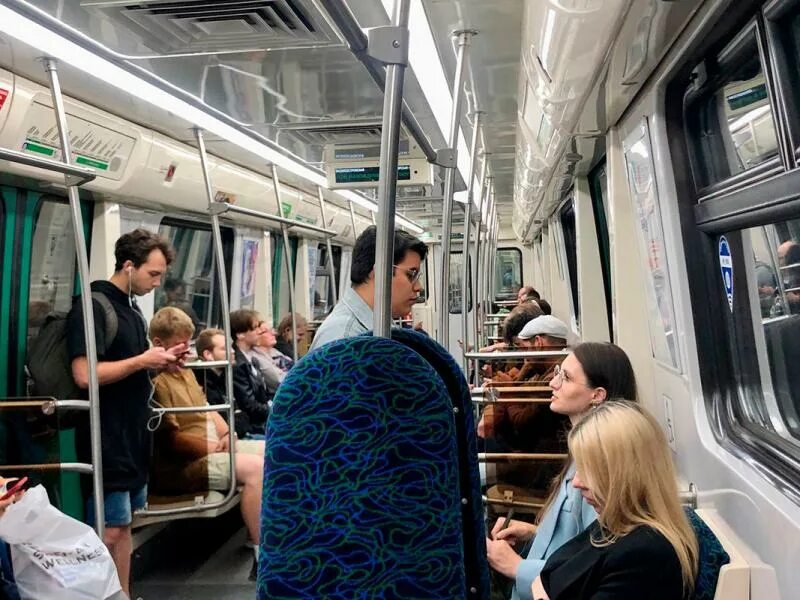 Почему в метро петербурга. Вагон метро. пассажиры метро. новые вагоны метро спб. фотосессия в вагоне метро.