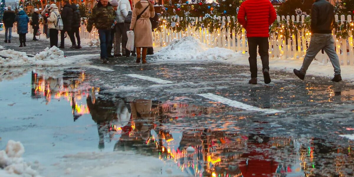 Желтый уровень опасности липецк. Потепление в Москве. Лужи в Москве. Гололедица. Желтый уровень опасности из гололедицы.