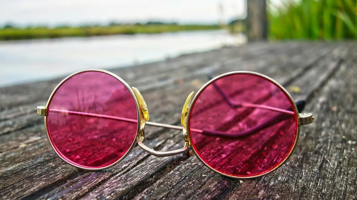 Через розовые очки. Розовые очки. Розовая Ока. Солнечные очки. Розовые солнцезащитные очки.