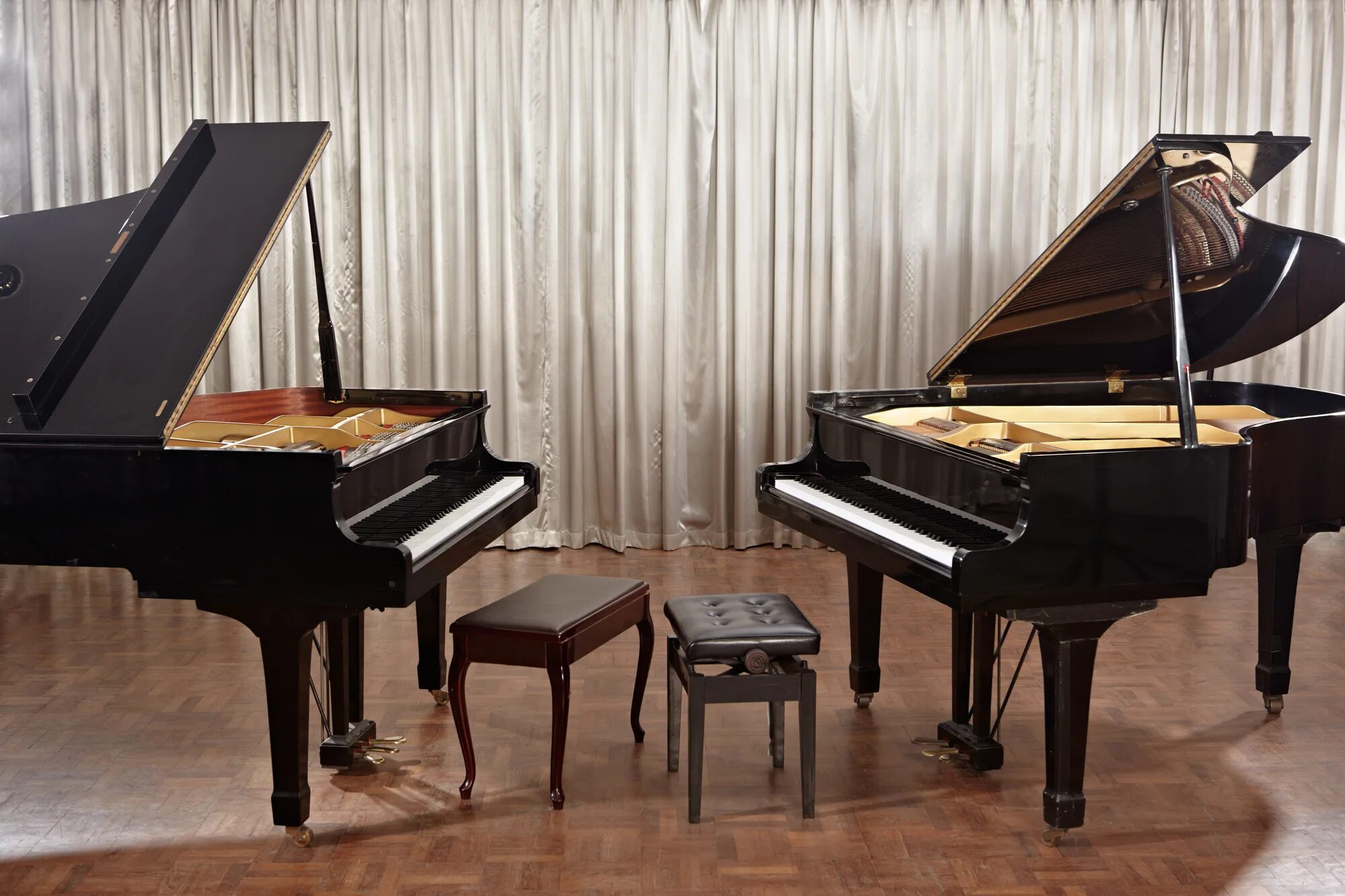 Two pianos. Два рояля Стенвей. Рояль на сцене. Пианино на сцене. Два фортепиано.