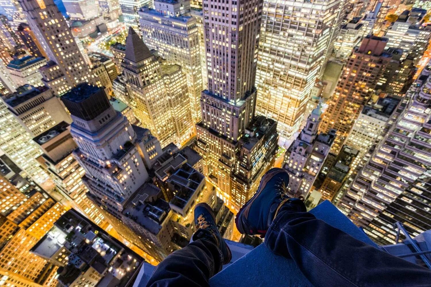 Крыши высоток Нью Йорк. Руфер Нью Йорк. Нью-Йорк с крыши небоскреба. Крыша здания Нью Йорк.