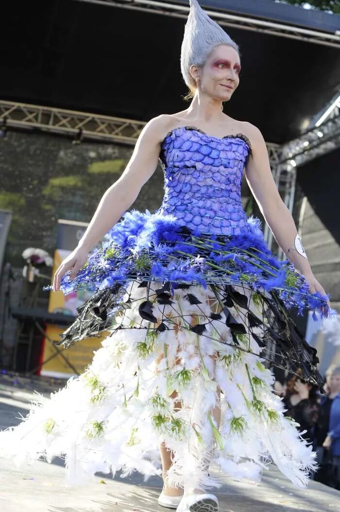 Платье на бал цветов. Таллин фестиваль цветов бал. Костюмы на бал цветов. Конкурс бал цветов. Платья из цветов на конкурс по флористике.