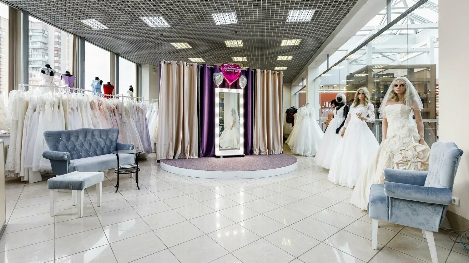 Свадебный салон. Alisa wedding свадебный салон спб. Wedding салон спб. Примерка свадебного платья. Салон свадебных платьев.