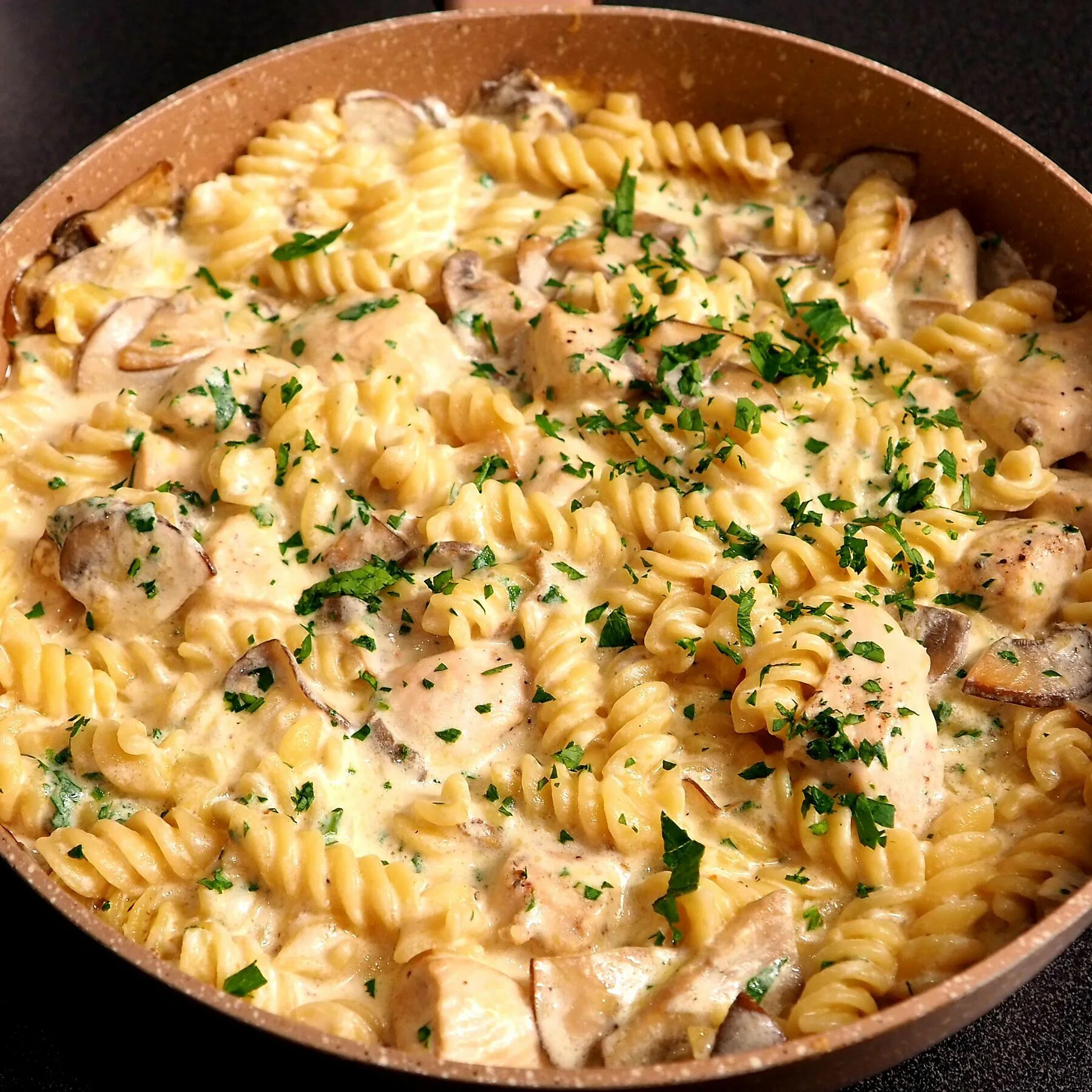Приготовление курицы макароны. Макароны с грибами и сыром. макароны с курицей в сливочном соусе. макароны с грибами в сливочном соусе. макароны с курицей и грибами.