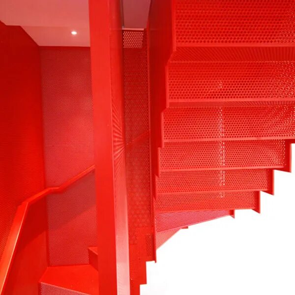 Красная лестница. Лестница красного цвета. Красная парящая лестница. Красные ступеньки