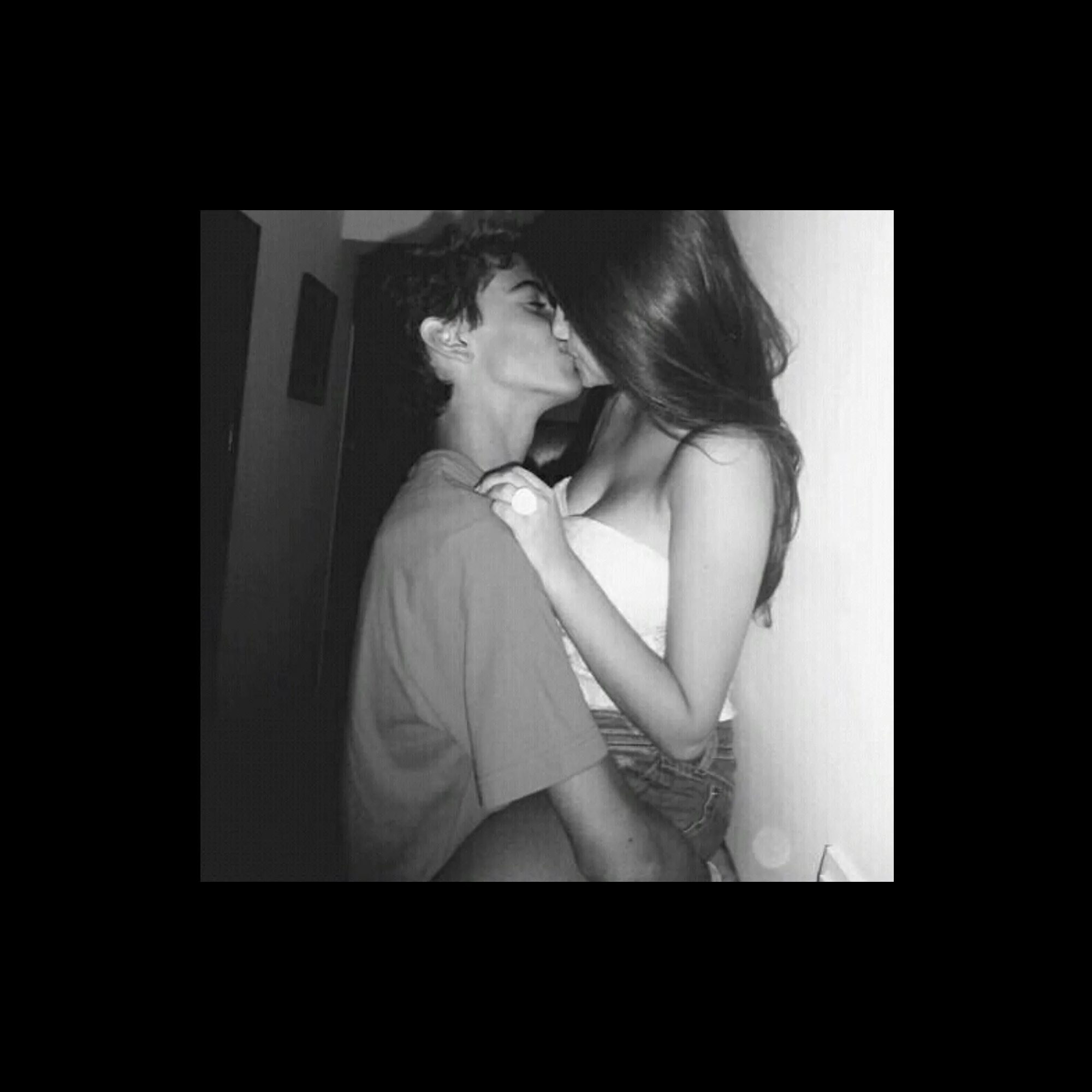 Необычный поцелуй. Девочки показывают видео своим парнем. Девочки показывают видео своим парнем. Красивый первый раз подростков. Идеальное утро с любимым.