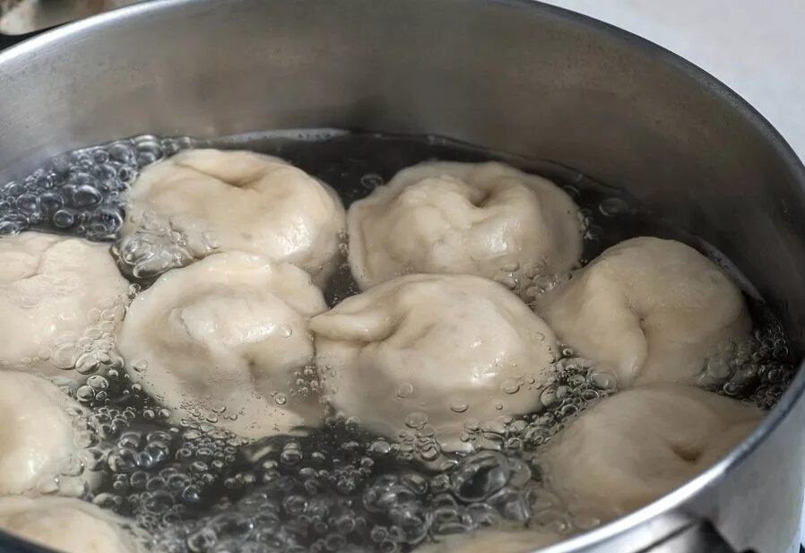 Пельмени сваренные. Пельмени с бульоном. Пельмени не вареные. Готовка пельменей в кастрюле. Пельмени в кастрюле.