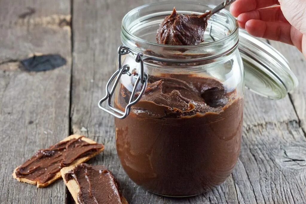 Шоколадное масло рецепт с фото. Паста Ореховая Nutella. Шоколадная паста Нутелла. Домашняя шоколадная паста. Домашняя шоколадно Ореховая паста.