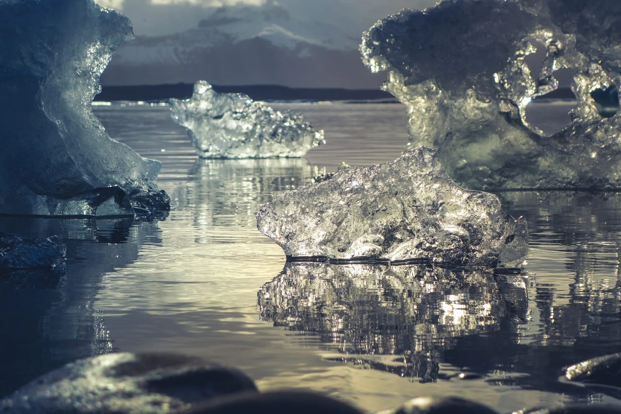 Разрушить лед. Кратер Батагайка Якутия. Вода со льдом. Красивый лед. Атмосферные воды.