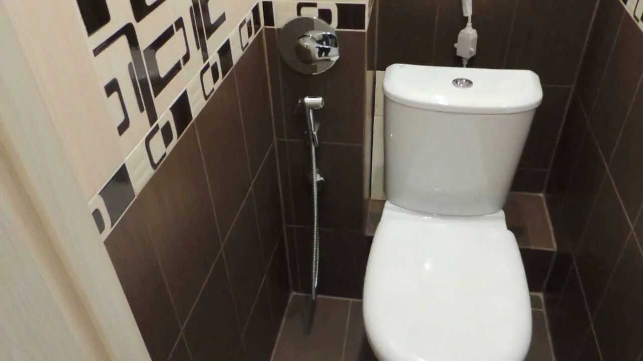 Как установить в туалете гигиенический. Туалетная комната с гигиеническим душем. Инсталляция с гигиеническим душем.