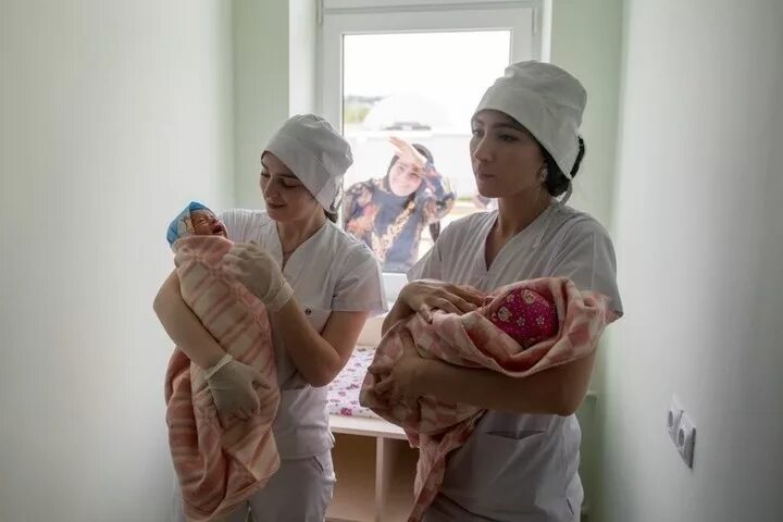 Врачи роддома перинатального центра. Роддом Сочи. Ума Идрисовна врач акушер фото в роддоме мама Патимат. Akusher photo.