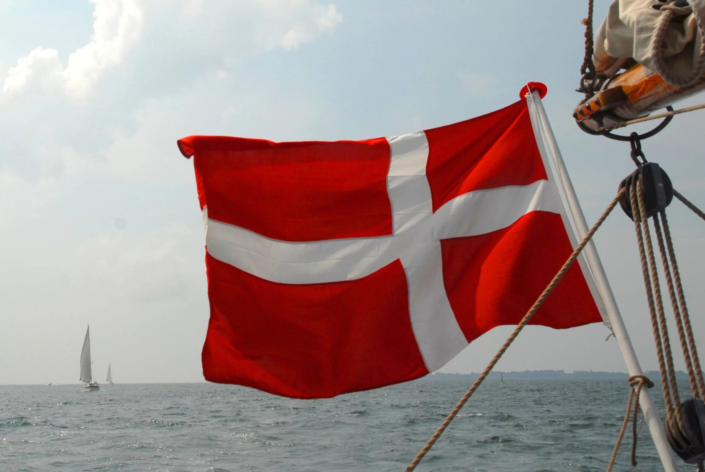 Право флага судна. Флаг Дании. Штандарт Дании. Флаг Дании морской. Флагшток на корабле.