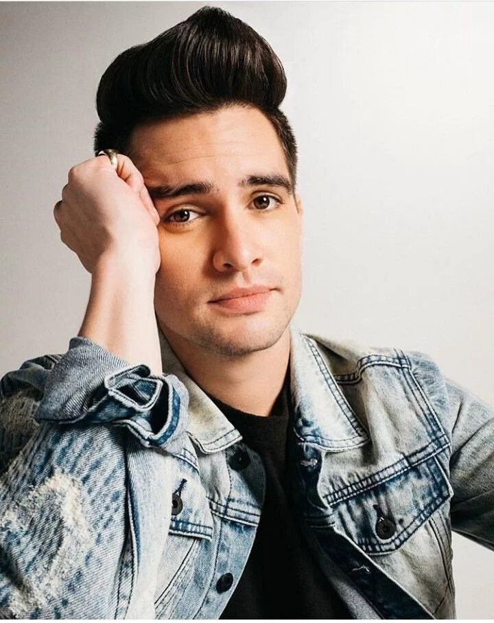 Погода ури. Brendon urie. Погода ури. Panic at the disco солист. Брендон ури 2022.
