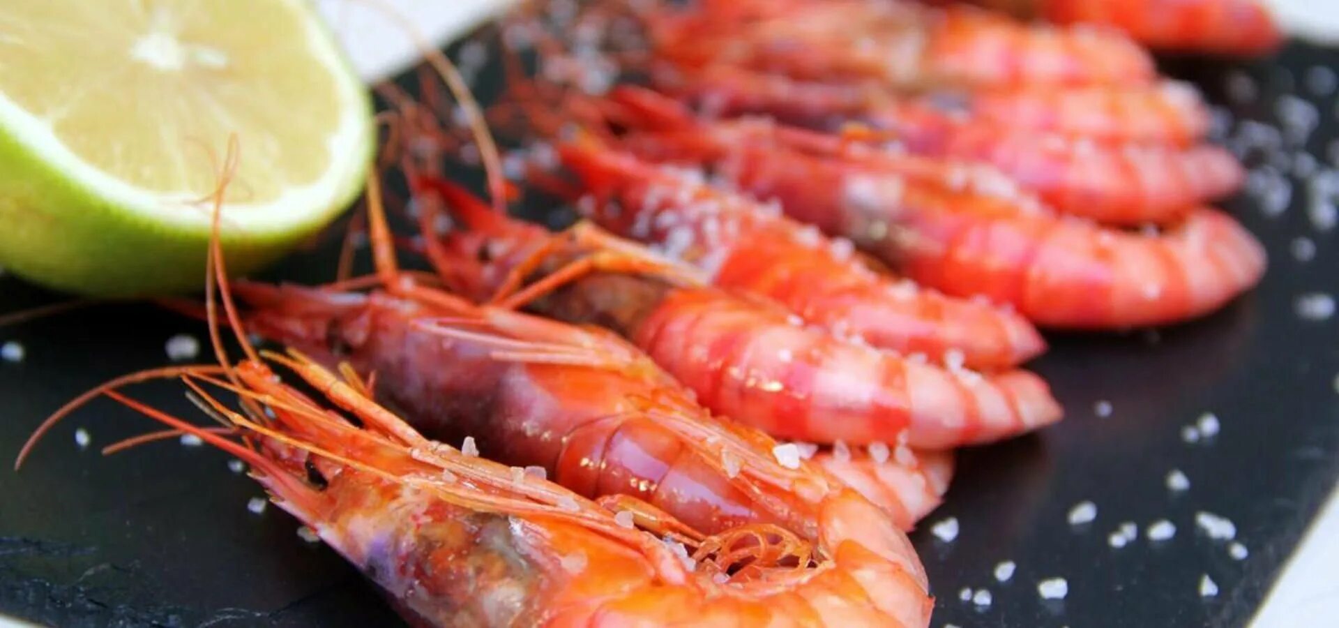 Как пожарить варено мороженные креветки. Креветки Гамбас. Норвежские креветки. Креветка Бомбейская. Креветки британские.