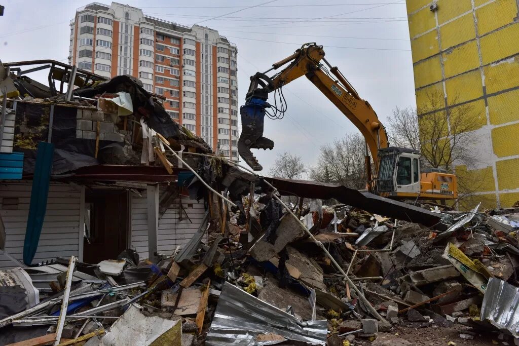 Фото снос самостроя. Демонтаж самовольной постройки. Демонтаж незаконных построек. Самострой в москве. Демонтаж зданий.