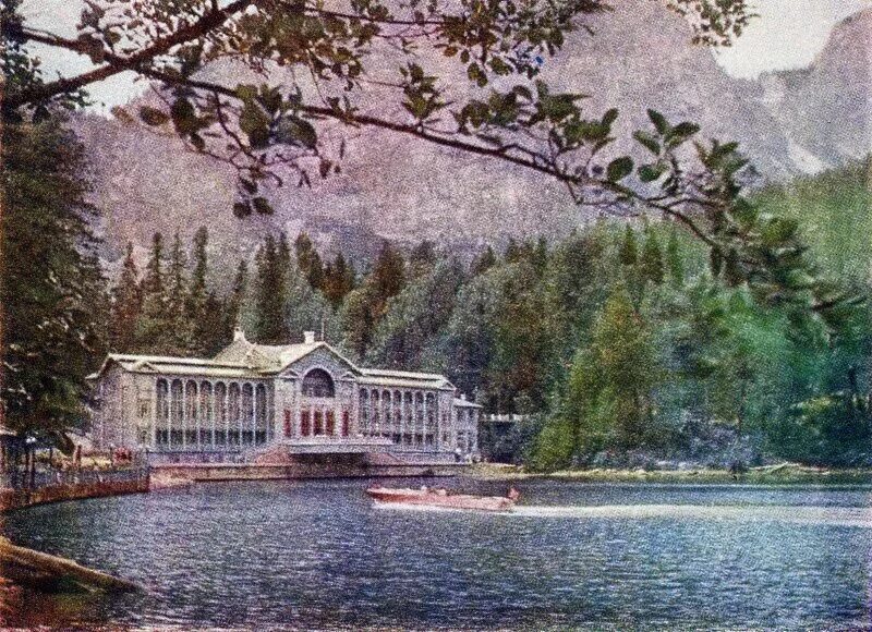 Гостиница на берегу озера рица абхазия. Ресторан на озере рица абхазия. Гостиница на озере рица абхазия. Гостиница на озере рица. Гостиница на озере рица абхазия.