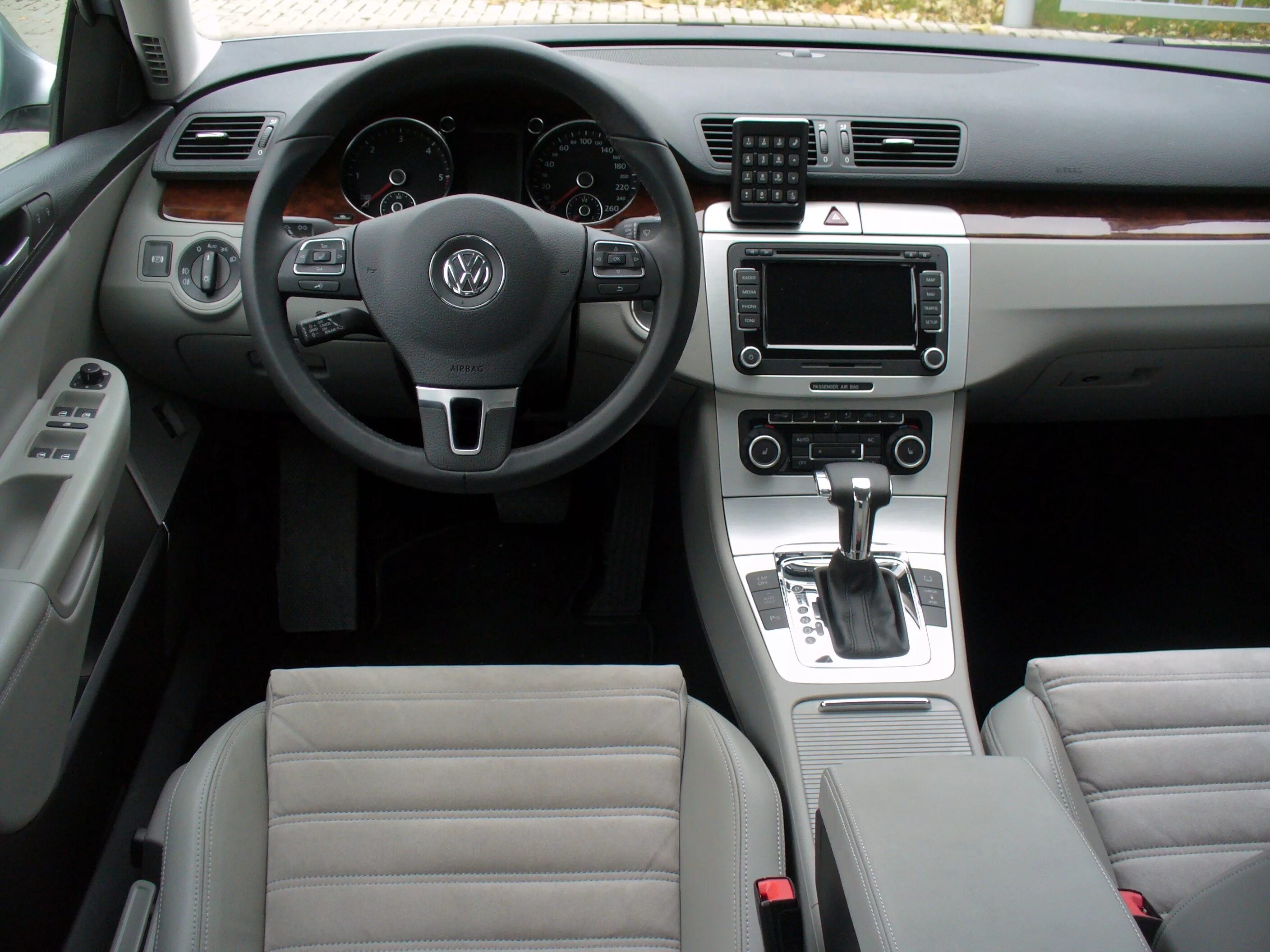 Vw b6 2.0. Фольксваген Пассат в6 салон. Volkswagen Passat b6 Interior. Фольксваген Пассат б6 салон. Фольксваген Пассат б6 комплектации.