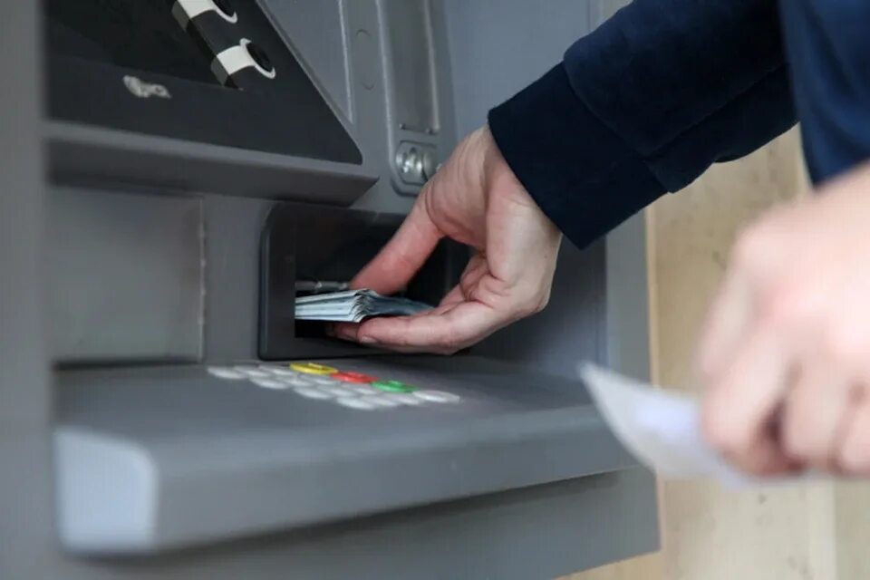 Снятие денег в банкомате. Деньги в банкомате. Банкомат украл деньги. Банкомат украл деньги. Мошенничество с банкоматами.