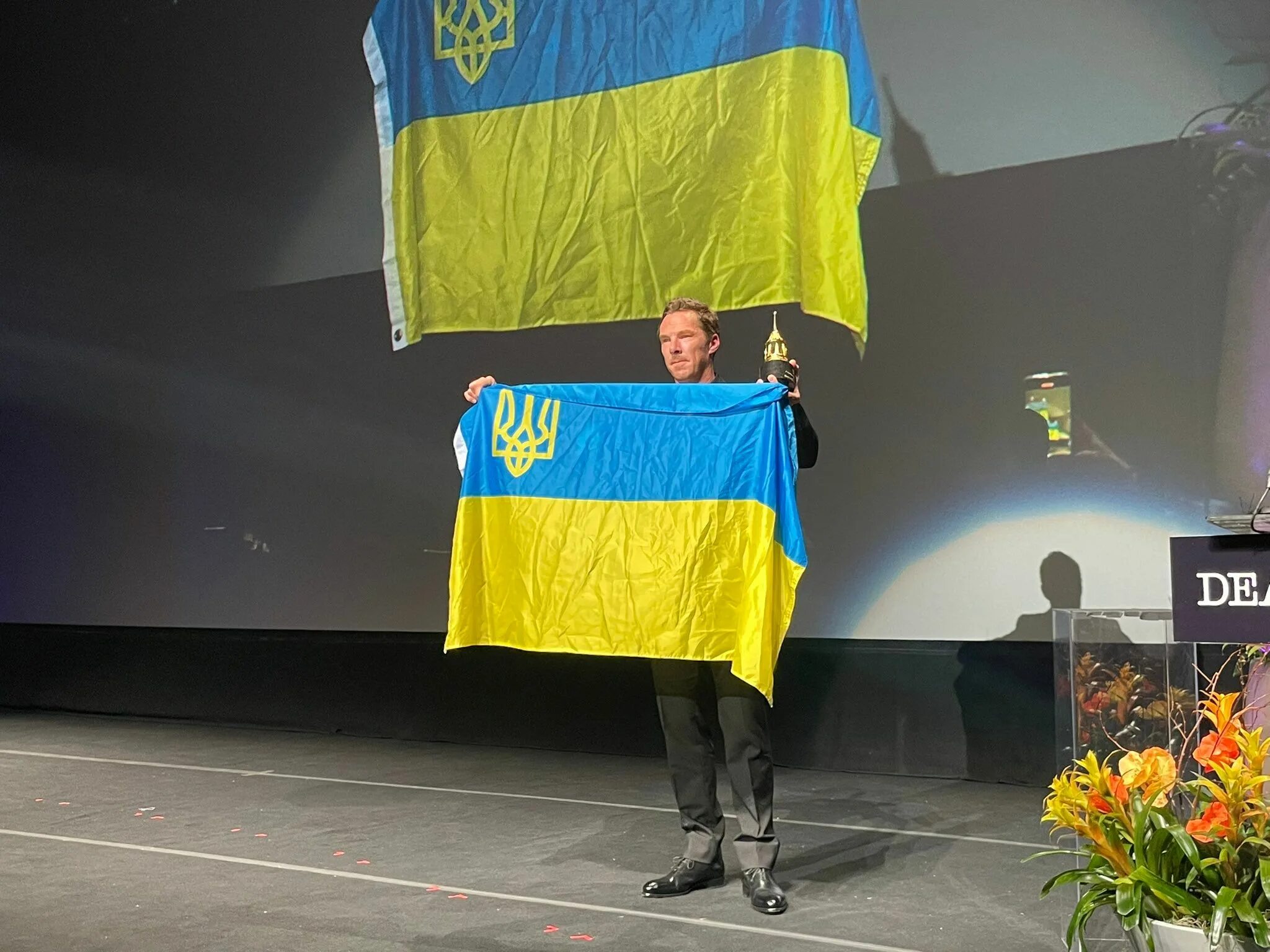 Люди поддержавшие украину. Камбербэтч с украинским флагом. Огромный флаг Украины.
